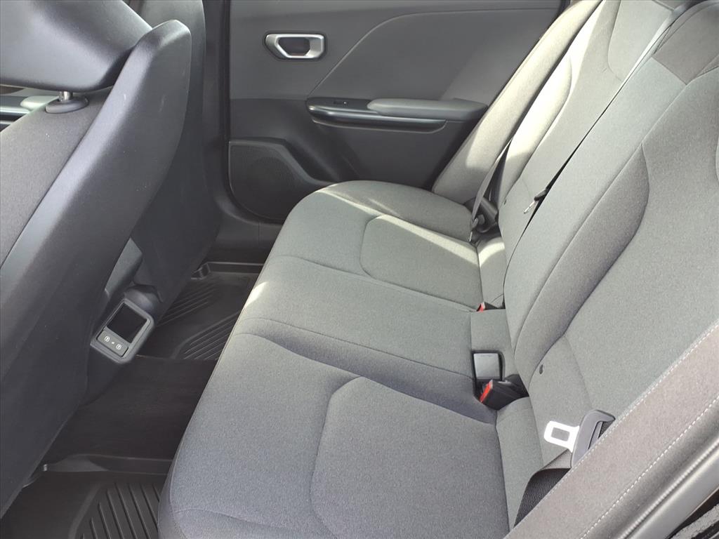 2025 Kia K4 LXS - Photo 13