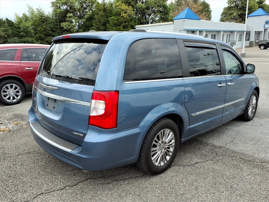 2011 Chrysler Town & Country Limited photo 4