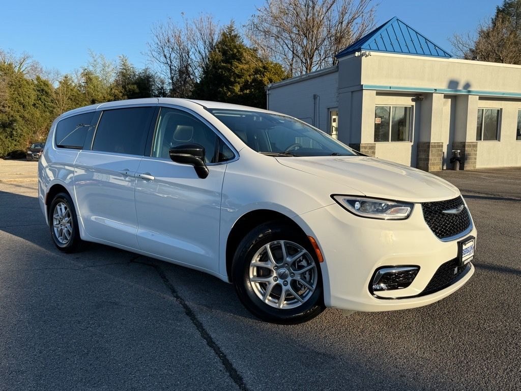 Used 2024 Chrysler Pacifica Touring L