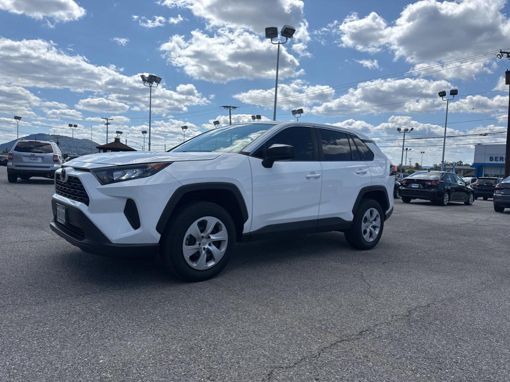 2022 Toyota RAV4 LE's photo