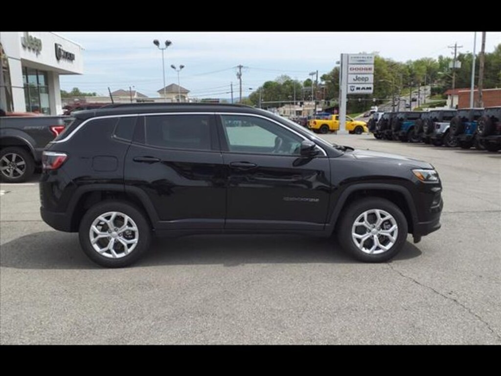 Used 2024 Jeep Compass Latitude Sport Utility