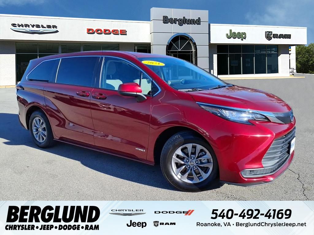 2021 Toyota Sienna LE's photo