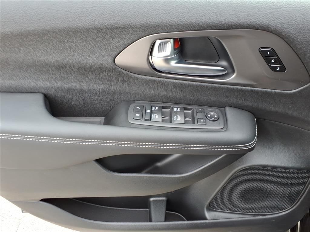 2026 Chrysler Pacifica Select - Photo 16