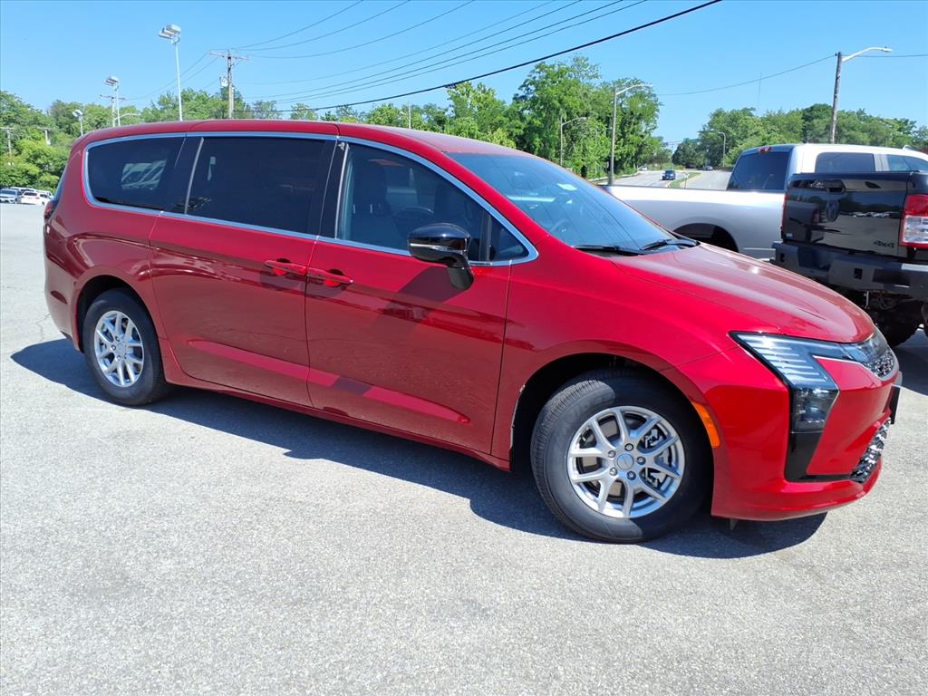 2027 Chrysler Pacifica Select's photo