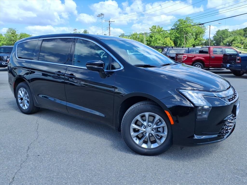 2027 Chrysler Pacifica Select AWD's photo