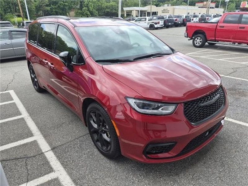 2025 Chrysler Pacifica Limited's photo