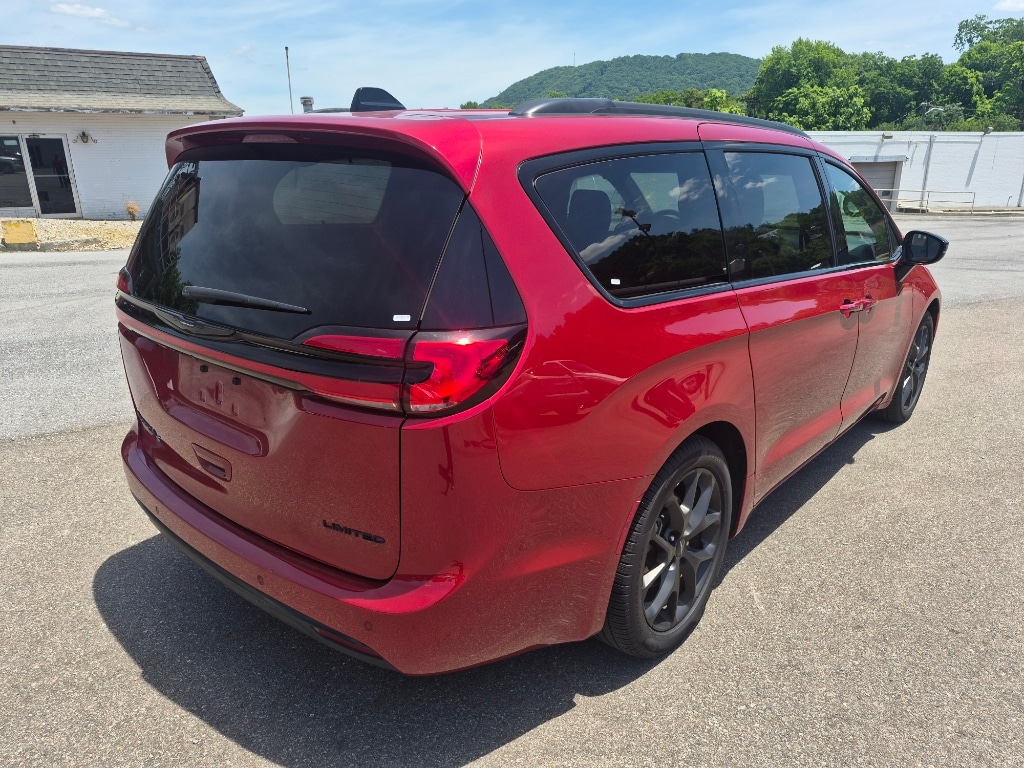 Used 2025 Chrysler Pacifica Limited Passenger Van