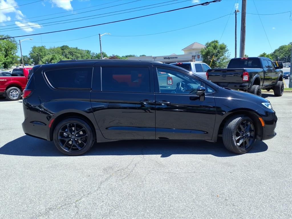 Used 2024 Chrysler Pacifica Limited Passenger Van