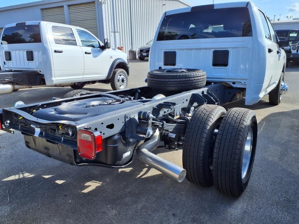 New 2025 Ram 3500 Chassis Cab 3500 TRADESMAN CREW CAB CHASSIS 4X4 60' CA Pickup