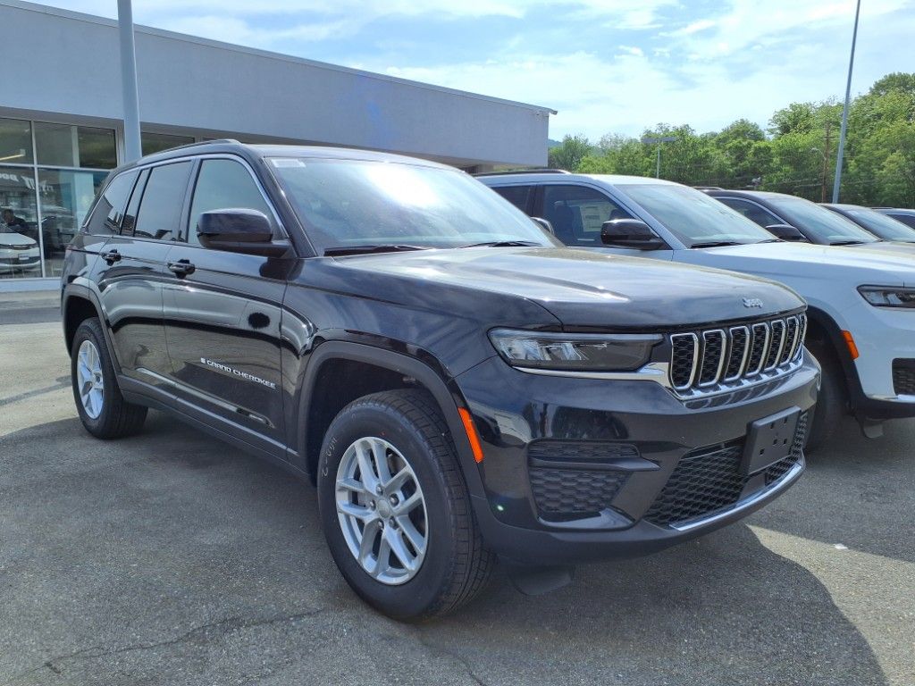 2025 Jeep Grand Cherokee Laredo X photo 2