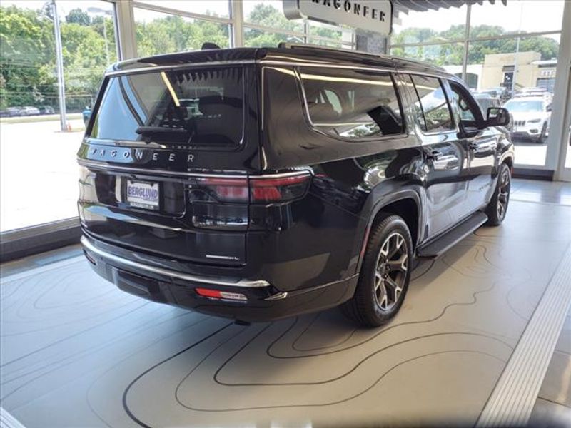 2023 Jeep Wagoneer L Series III photo 3