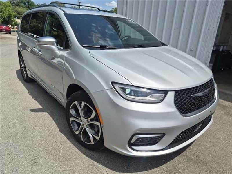2024 Chrysler Pacifica Pinnacle AWD's photo