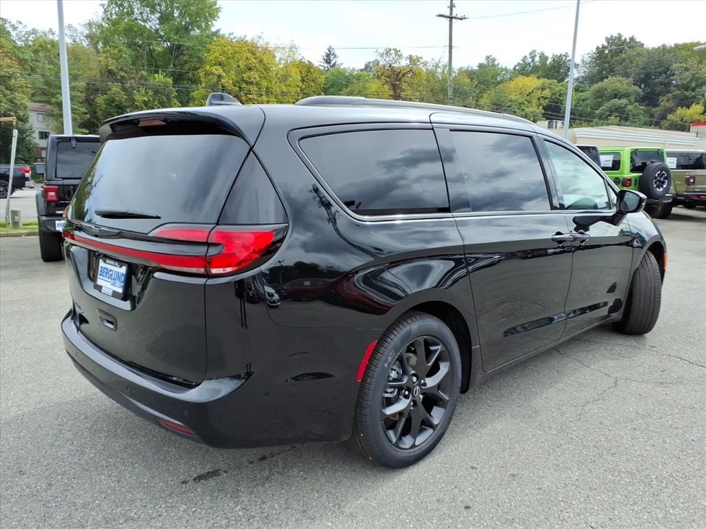 New 2026 Chrysler Pacifica SELECT Passenger Van