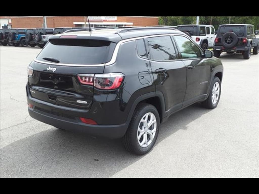 Used 2024 Jeep Compass Latitude Sport Utility