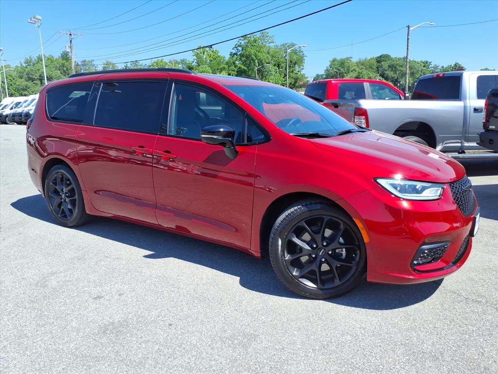 2025 Chrysler Pacifica Limited's photo