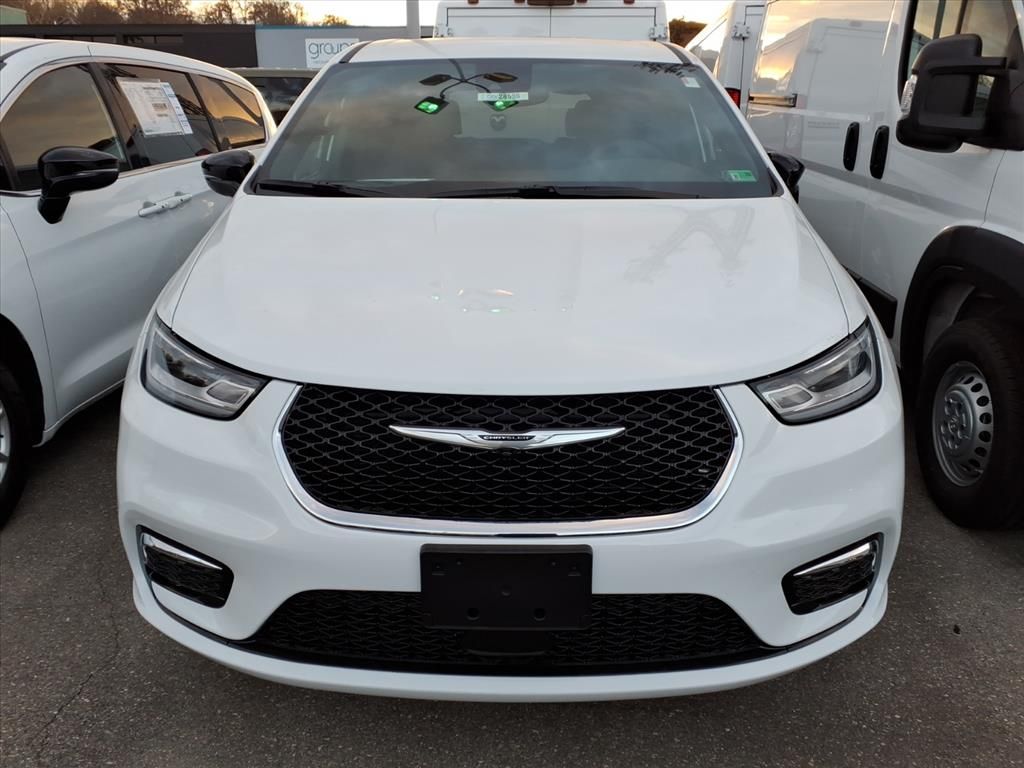 2026 Chrysler Pacifica photo 2