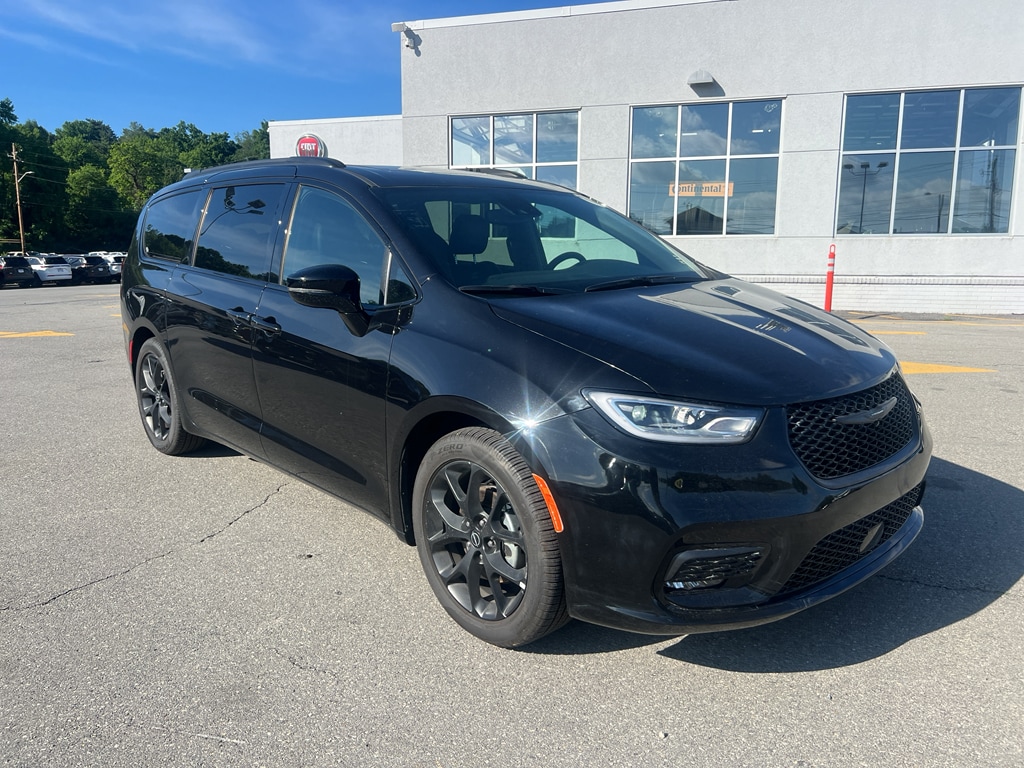 Used 2025 Chrysler Pacifica Limited Passenger Van