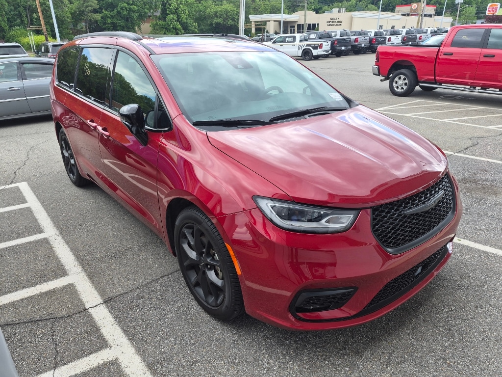 2025 Chrysler Pacifica Limited's photo