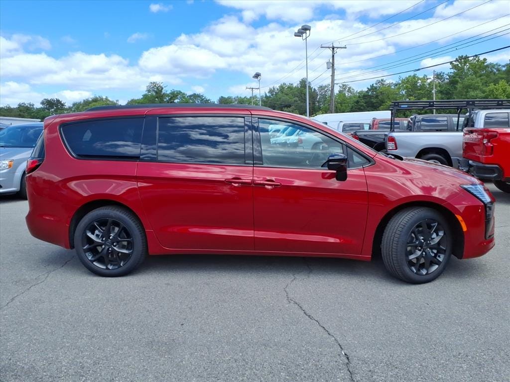 New 2027 Chrysler Pacifica LIMITED AWD Passenger Van