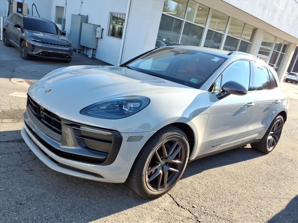 2023 Porsche Macan T photo 4