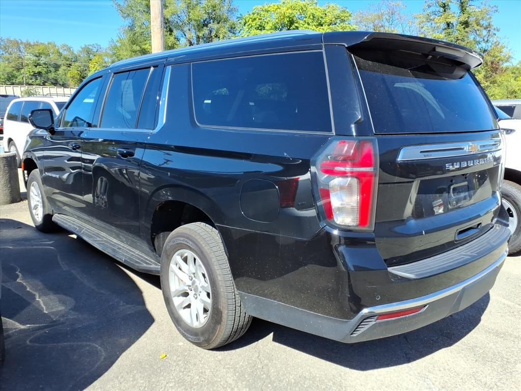 2023 Chevrolet Suburban LT photo 2