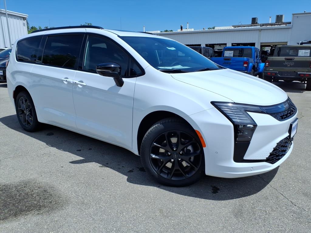 2027 Chrysler Pacifica Limited AWD's photo