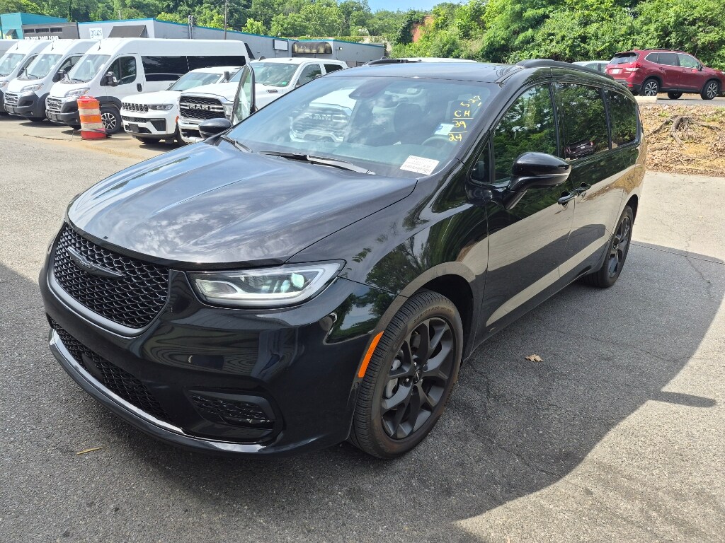 Used 2024 Chrysler Pacifica Limited Passenger Van