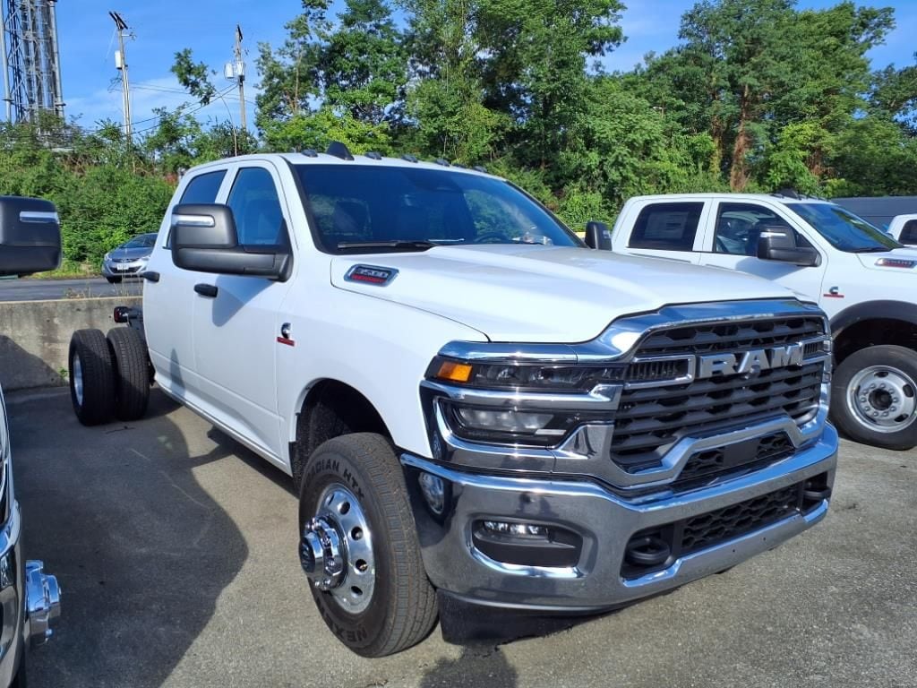 New 2025 Ram 3500 Chassis Cab 3500 TRADESMAN CREW CAB CHASSIS 4X4 60' CA Pickup