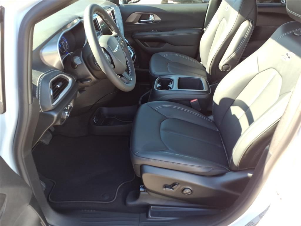 2026 Chrysler Pacifica Select - Photo 11