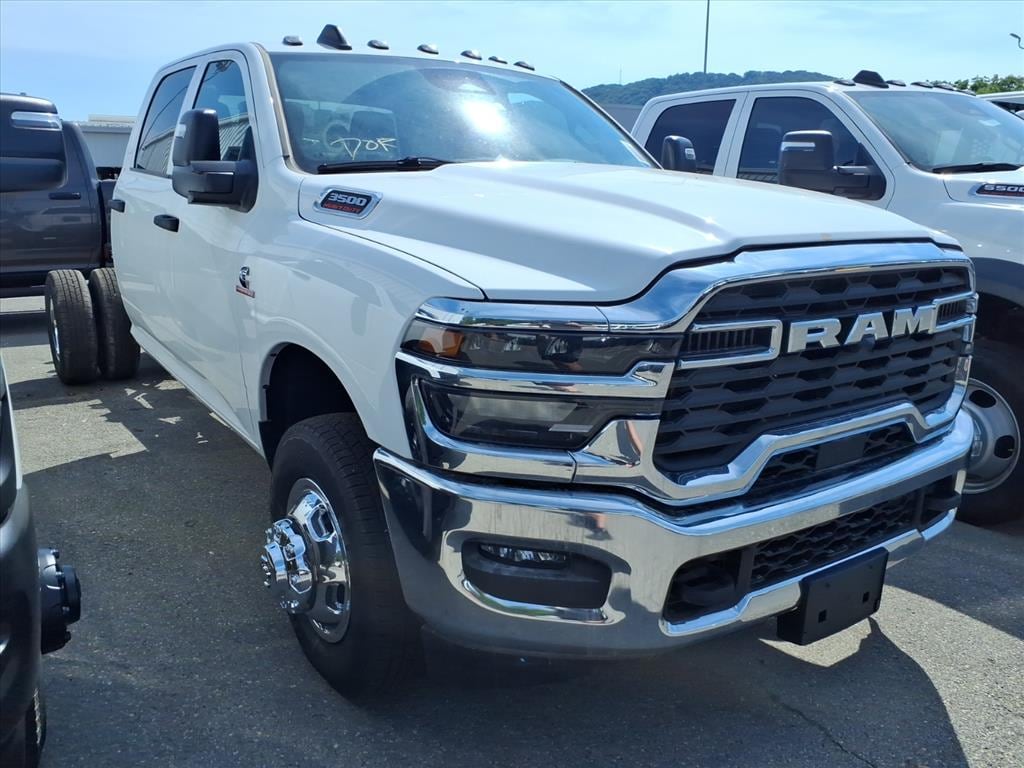 New 2026 Ram 3500 Chassis Cab TRADESMAN CREW 4X4 60' CA Pickup