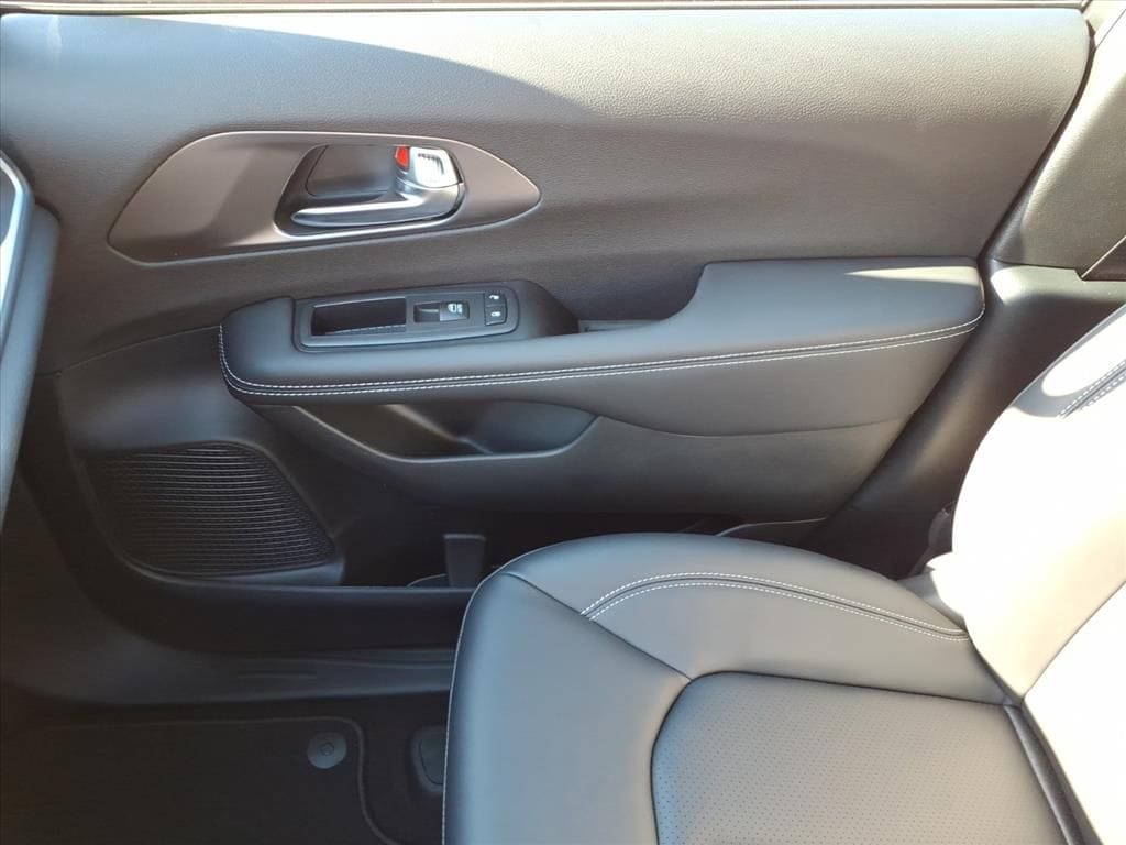 2026 Chrysler Pacifica Select - Photo 29