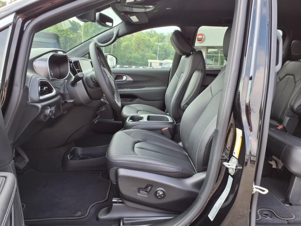 2026 Chrysler Pacifica photo 3