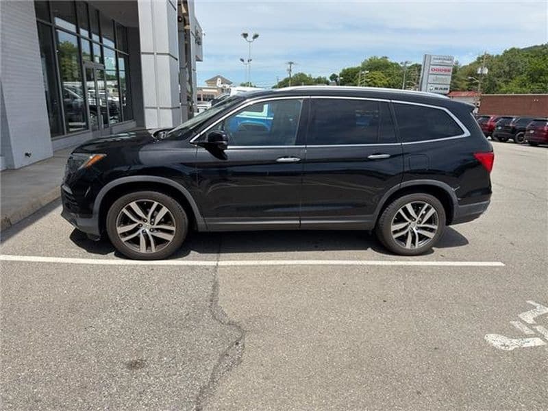 2017 Honda Pilot 4WD Elite's photo