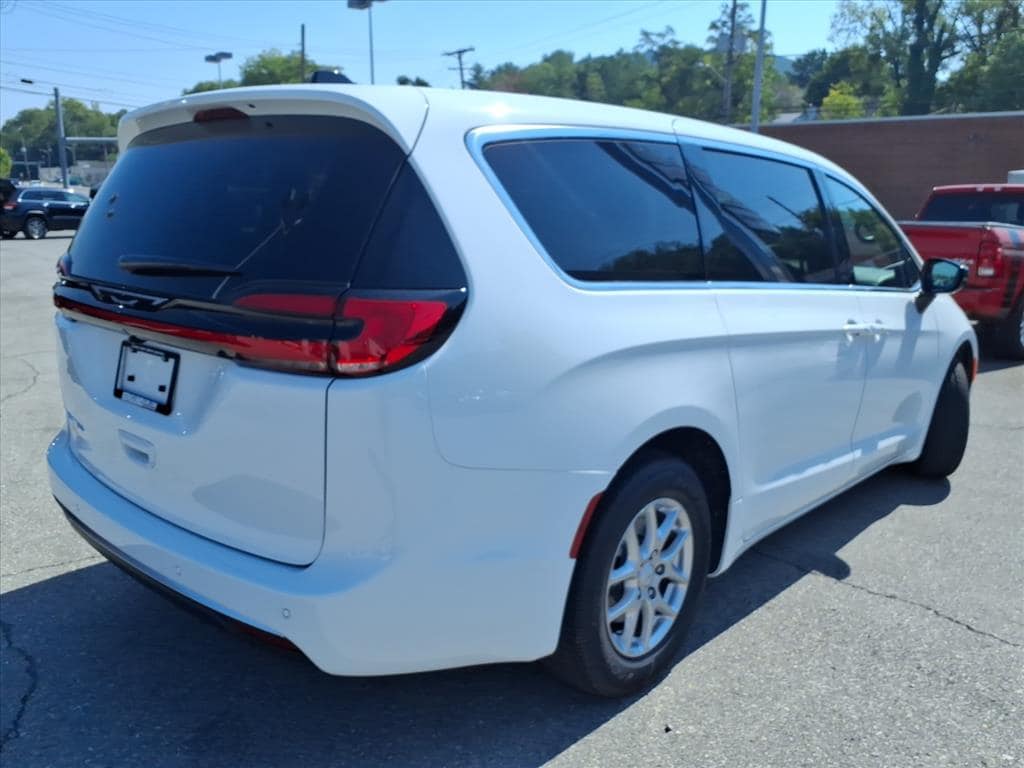 New 2027 Chrysler Pacifica SELECT Passenger Van