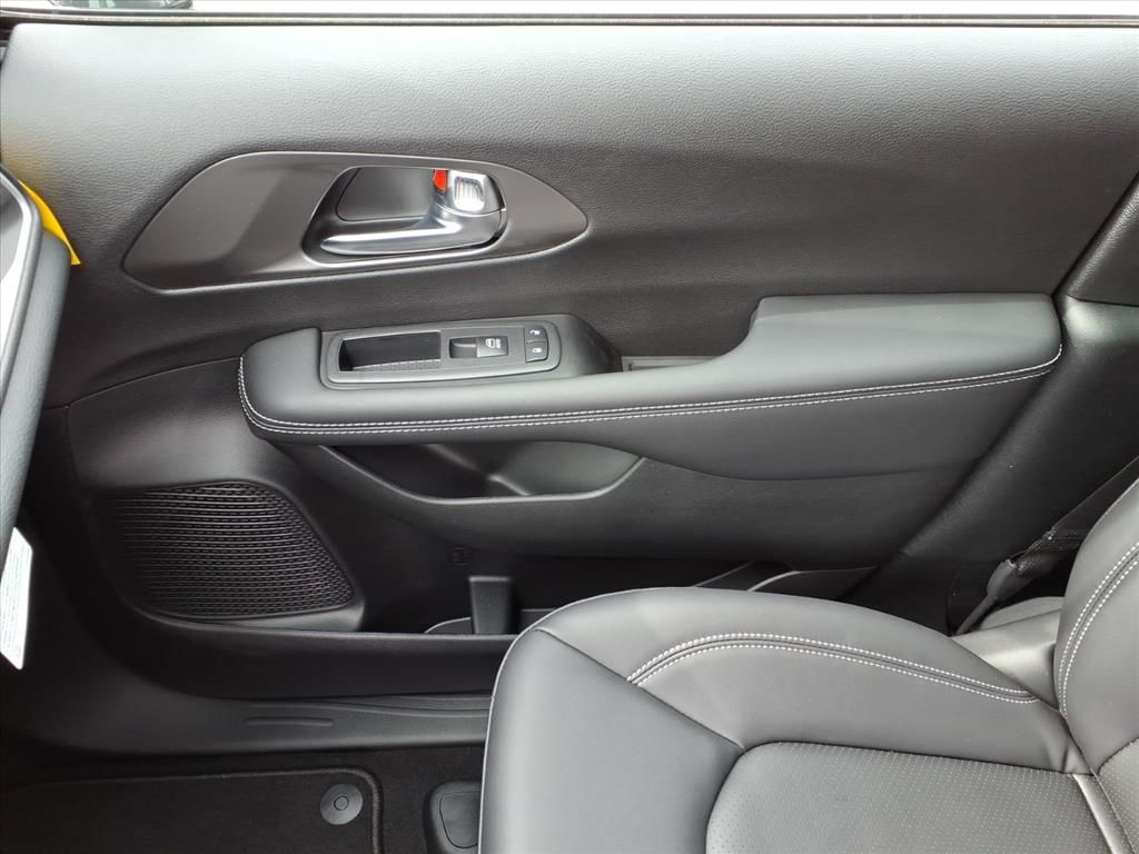2026 Chrysler Pacifica Select - Photo 28