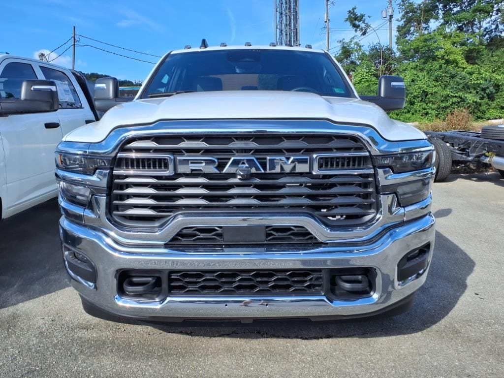 New 2025 Ram 3500 Chassis Cab 3500 TRADESMAN CREW CAB CHASSIS 4X4 60' CA Pickup