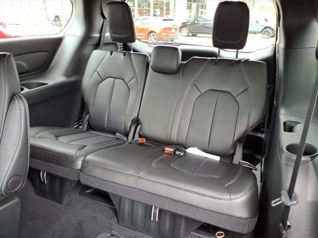 2026 Chrysler Pacifica Select - Photo 13