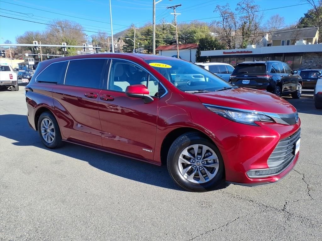 Used 2021 Toyota Sienna LE Passenger Van