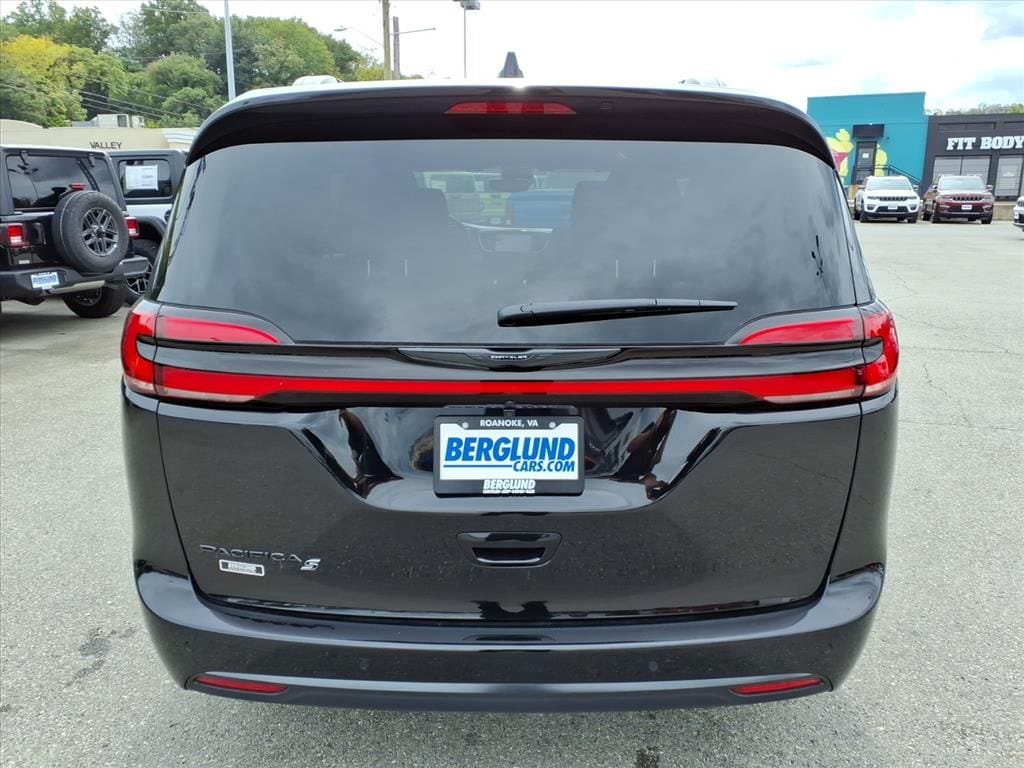 2026 Chrysler Pacifica Select - Photo 5