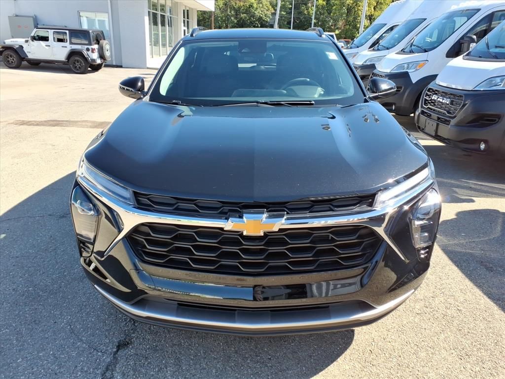 2024 Chevrolet Trax LT photo 2