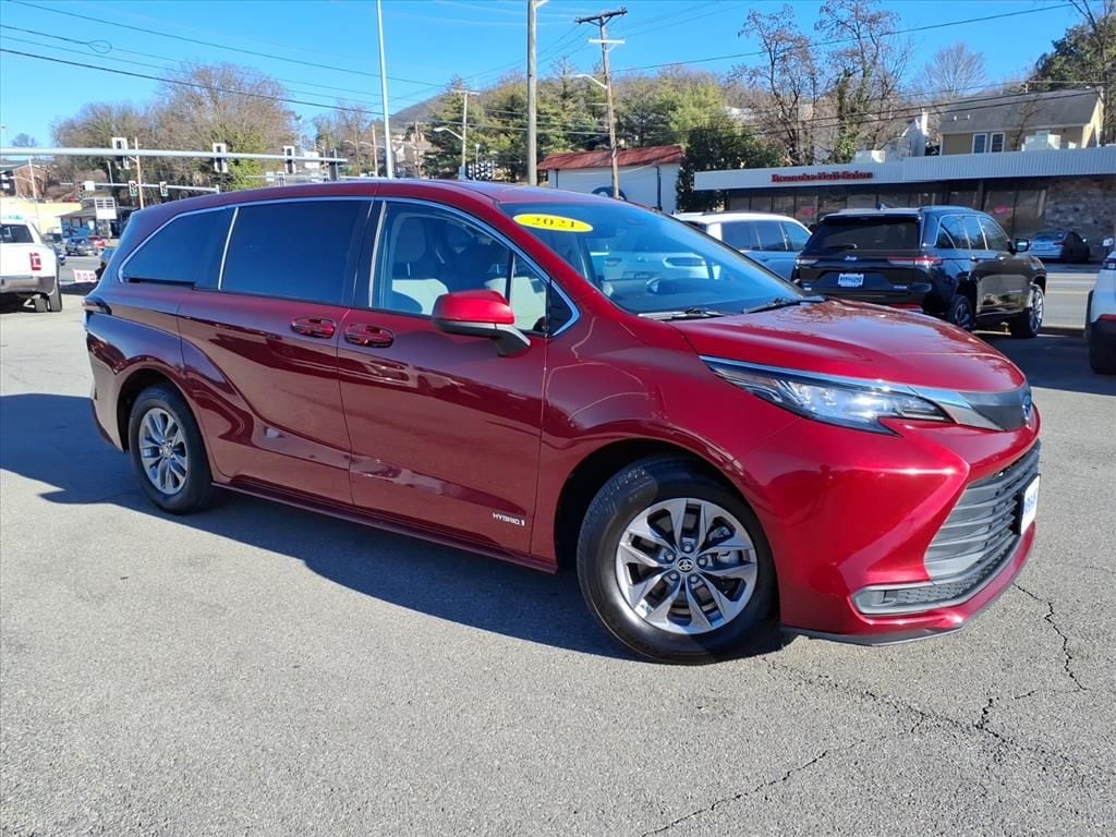 2021 Toyota Sienna LE's photo