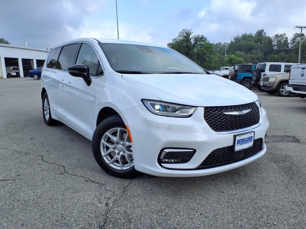 2026 Chrysler Pacifica photo 2