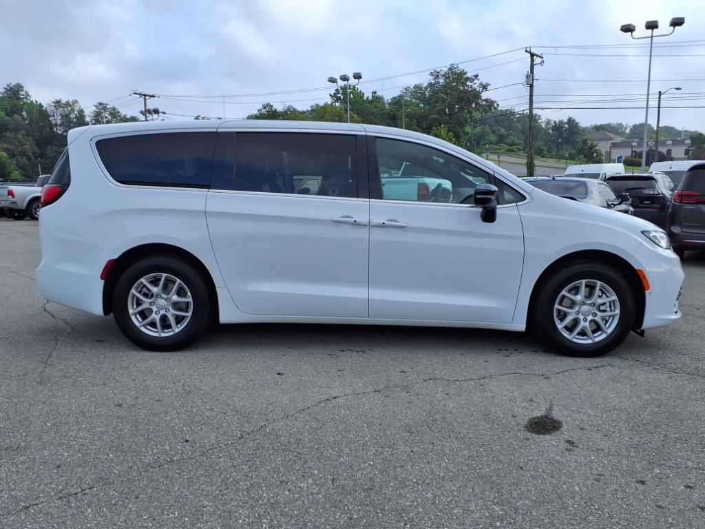 2026 Chrysler Pacifica photo 3