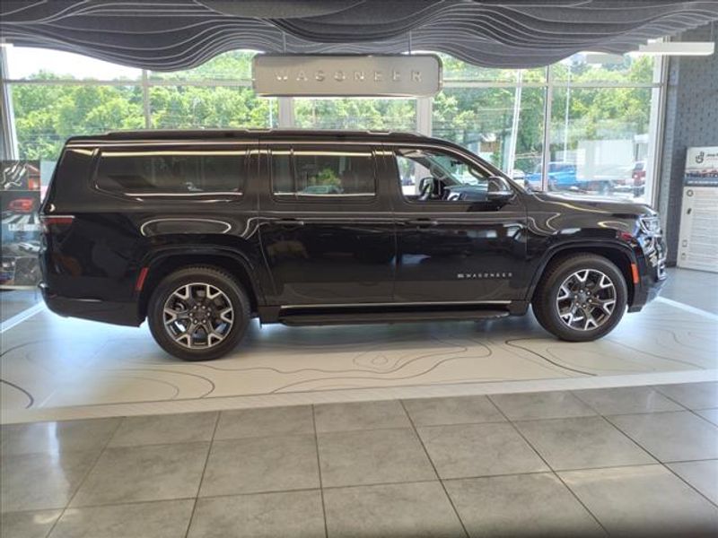 2023 Jeep Wagoneer L Series III photo 2