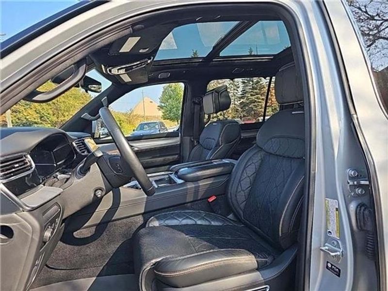 2022 Jeep Grand Wagoneer III photo 2