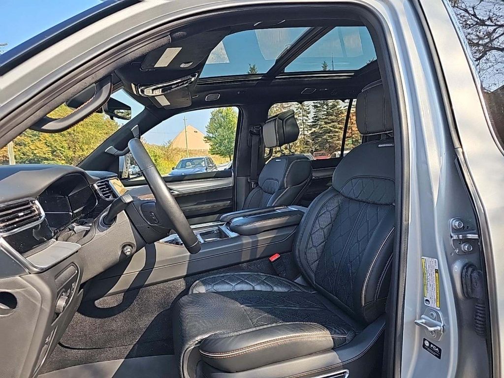 2022 Jeep Grand Wagoneer III photo 2