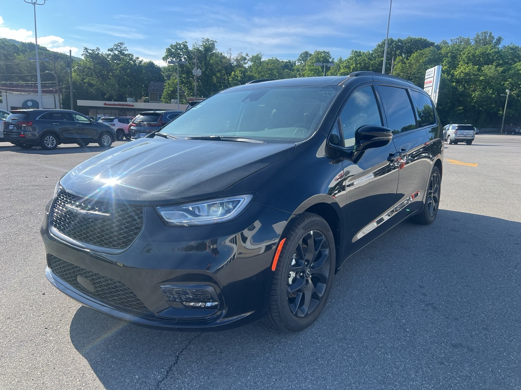 2025 Chrysler Pacifica Limited's photo