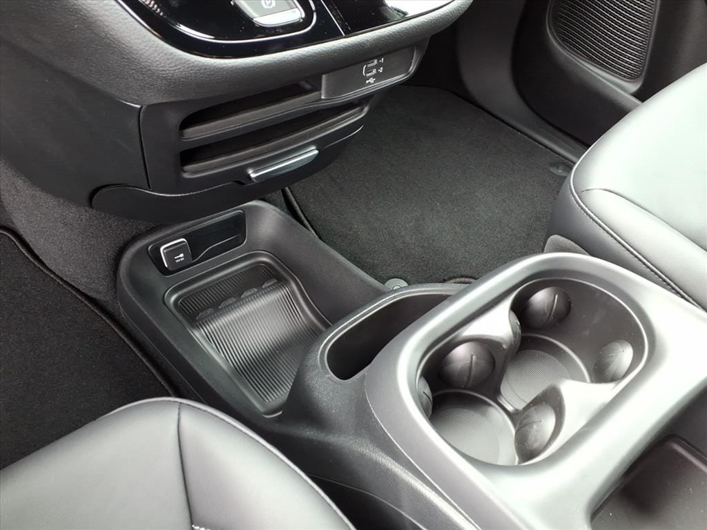 2026 Chrysler Pacifica Select - Photo 25