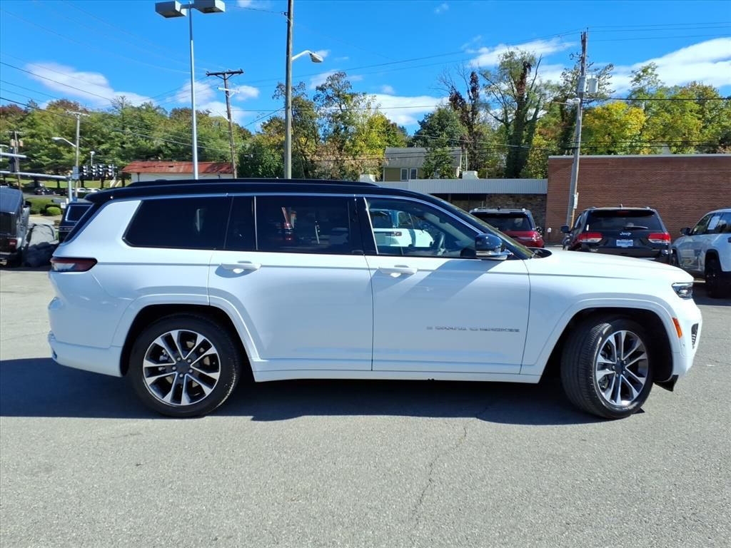 2024 Jeep Grand Cherokee Overland photo 2