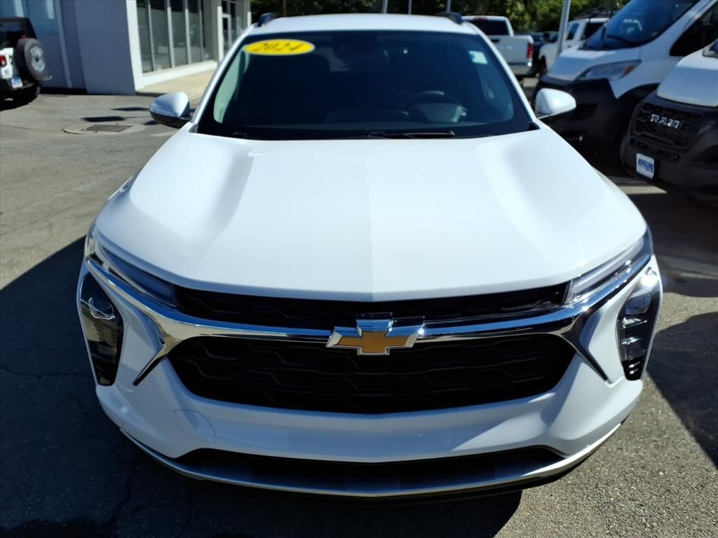 2024 Chevrolet Trax LT photo 2